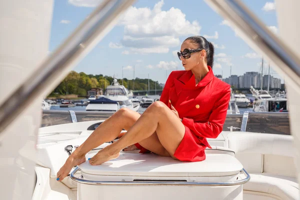 Yatta poz veren genç bir kadın.