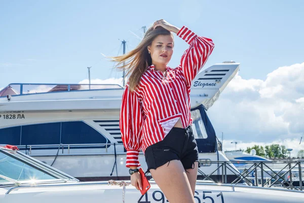 Fiatal nő pózol yacht közelében — Stock Fotó