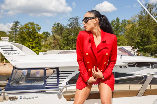 Yatta poz veren genç bir kadın.