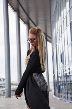 Güzel Sarışın Kadın