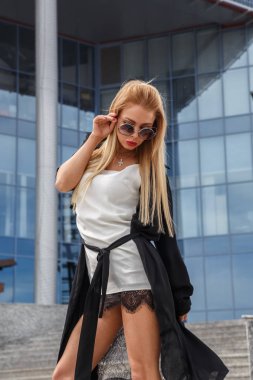 Güzel Sarışın Kadın