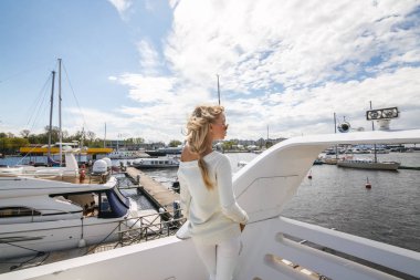 Sarışın kız yatta ayakta