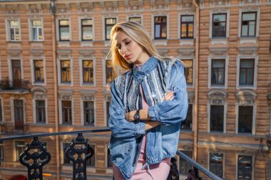 Sarışın Bayan balkonda ayakta