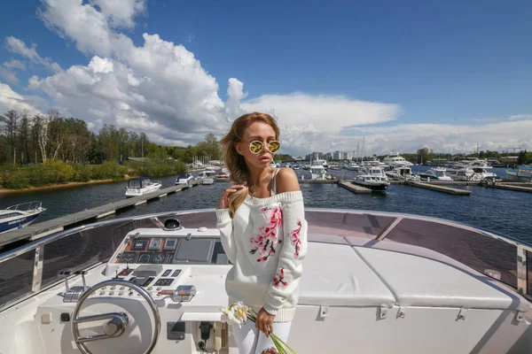 Sarışın kız yatta ayakta