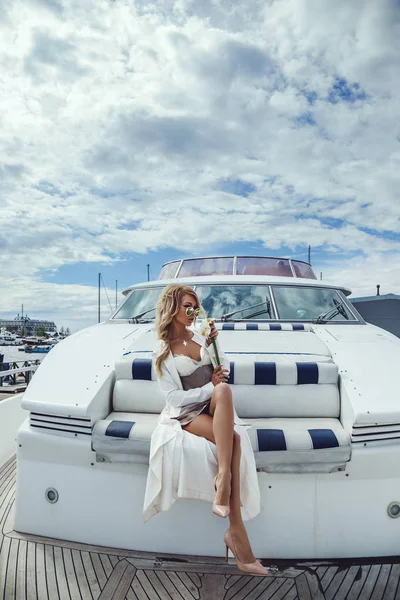 Yatta oturan güzel sarışın