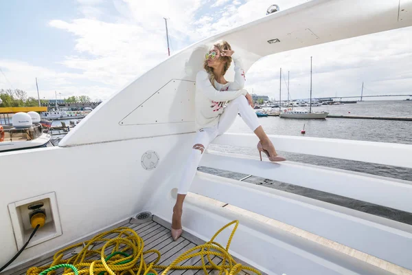 Блондинка стоящая на яхте — стоковое фото