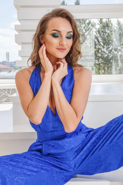 Mavi giysili güzel model — Stok fotoğraf