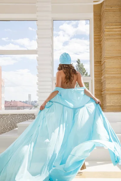 Güzel model mavi mayo