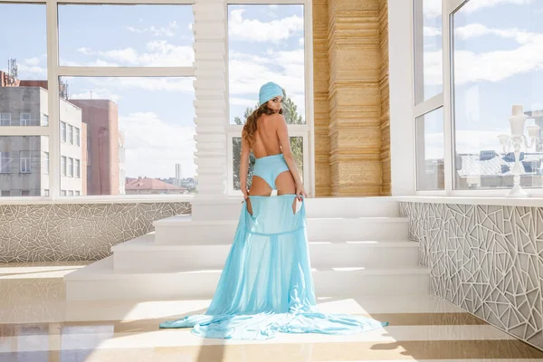 Güzel model mavi mayo