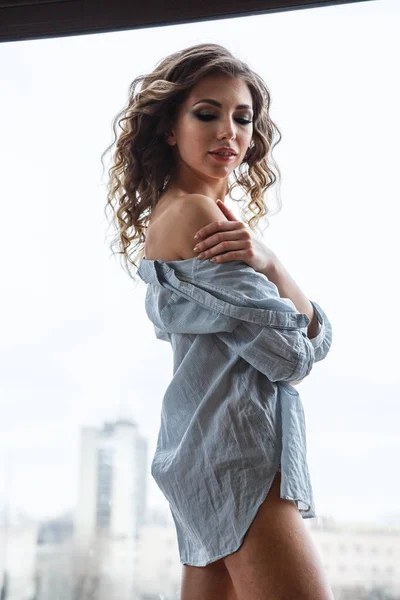 Chica usando vestido gris — Foto de Stock