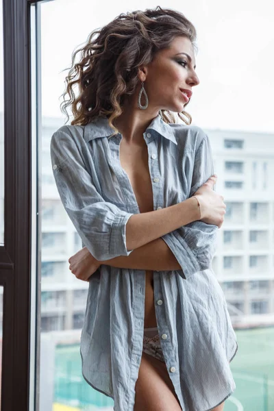 Unbuttoned 셔츠 모델 — 스톡 사진