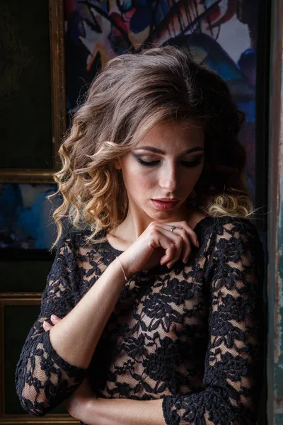 Skönhet dam i svart klänning — Stockfoto
