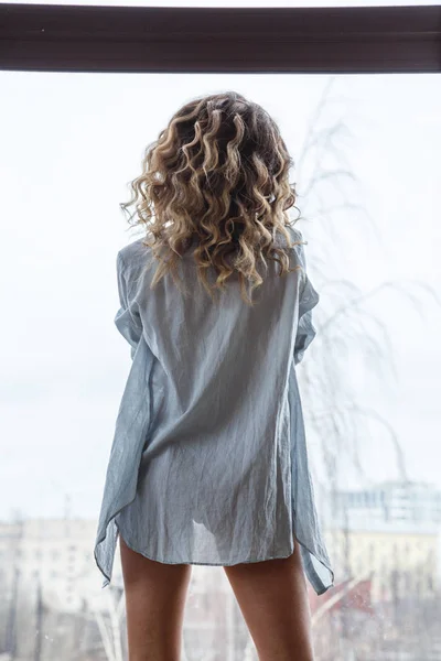 Curly girl in grijze jurk — Stockfoto