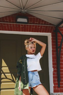 Duvara karşı duran kadın 