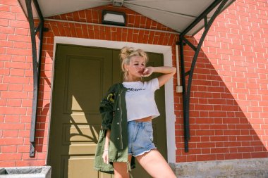 Duvara karşı duran kadın 