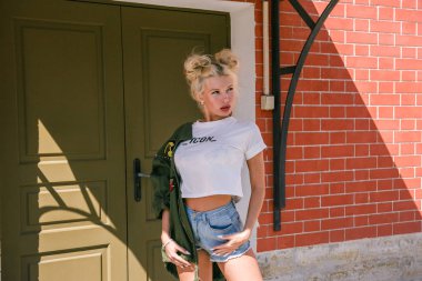 Duvara karşı duran kadın 