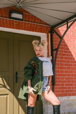 Duvara karşı duran kadın 