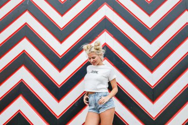 Oklar desen karşı sarışın kadın