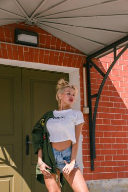 Duvara karşı duran kadın 