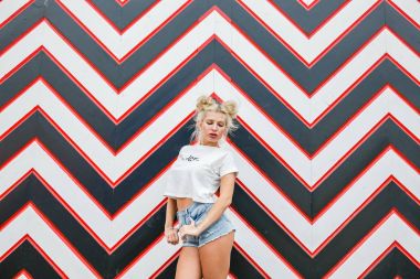 Oklar desen karşı sarışın kadın