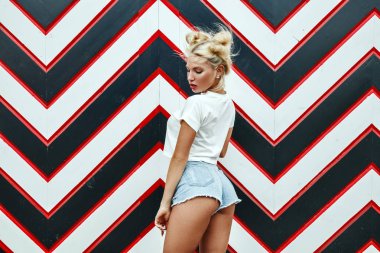 Oklar desen karşı sarışın kadın