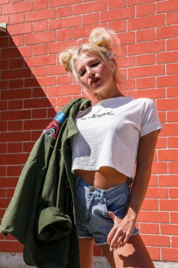 Duvara karşı duran kadın  