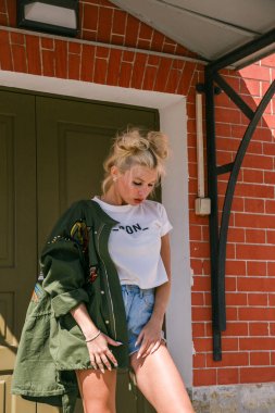 Duvara karşı duran kadın 