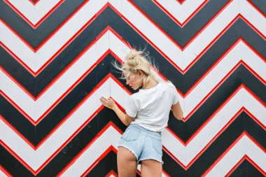 Oklar desen karşı sarışın kadın