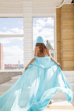 Güzel model mavi mayo