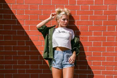 Duvara karşı duran kadın  