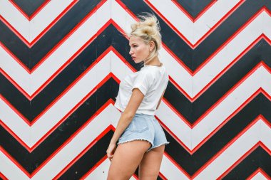 Oklar desen karşı sarışın kadın