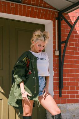 Duvara karşı duran kadın 