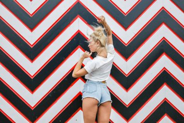 Oklar desen karşı sarışın kadın