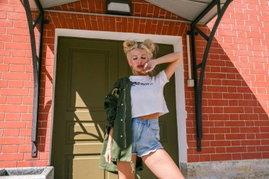 Duvara karşı duran kadın 