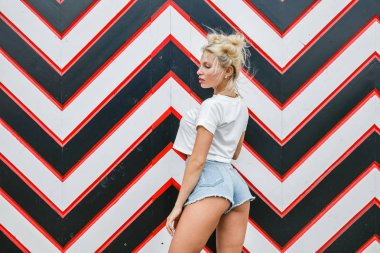 Oklar desen karşı sarışın kadın