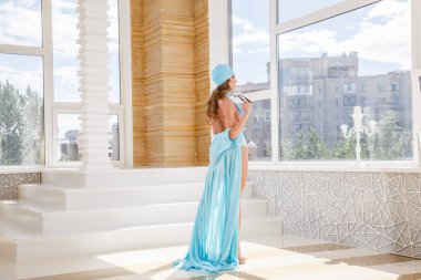 Güzel model mavi mayo