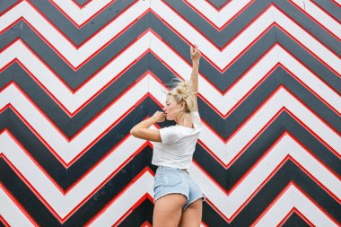 Oklar desen karşı sarışın kadın