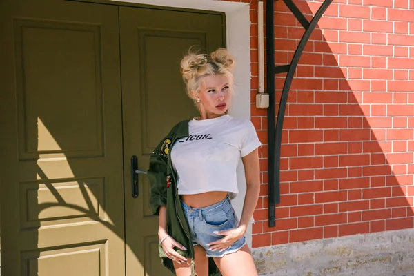 Duvara karşı duran kadın 