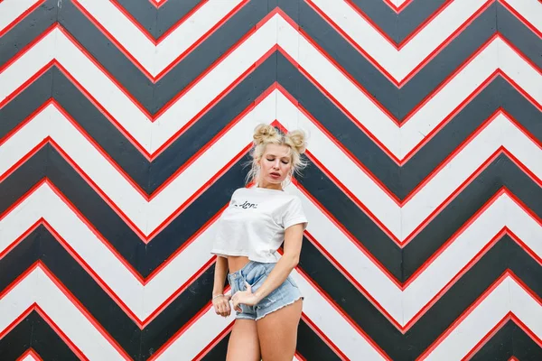 Oklar desen karşı sarışın kadın