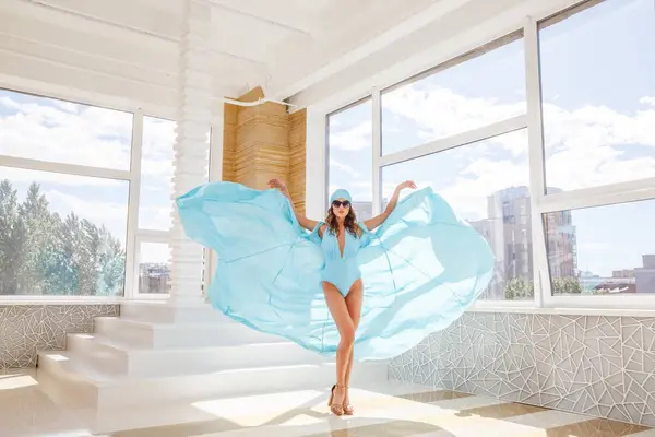 Güzel model mavi mayo