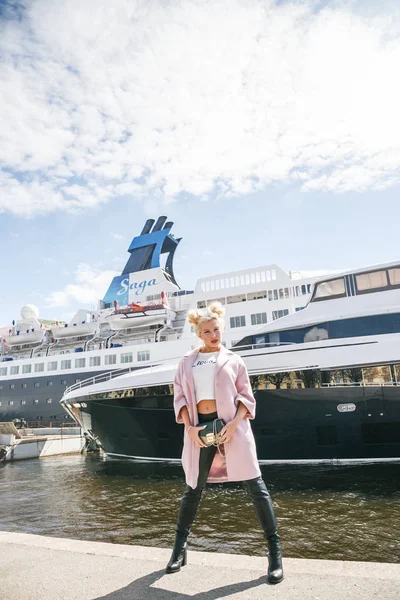 Блондинка стоит в порту — стоковое фото