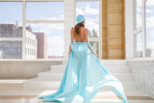 Güzel model mavi mayo