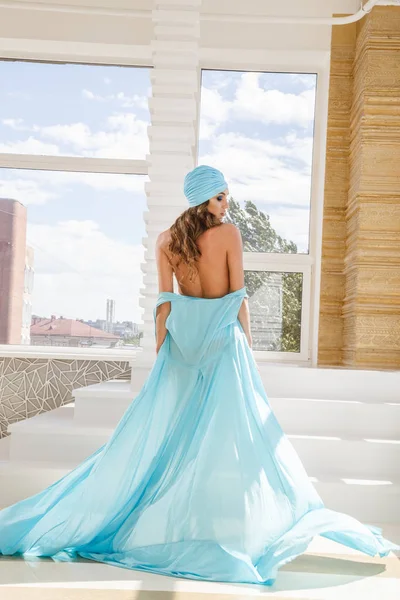 Gyönyörű modell a kék fürdőruha — Stock Fotó