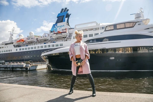 Limanda duran sarışın kadın