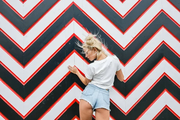 Oklar desen karşı sarışın kadın