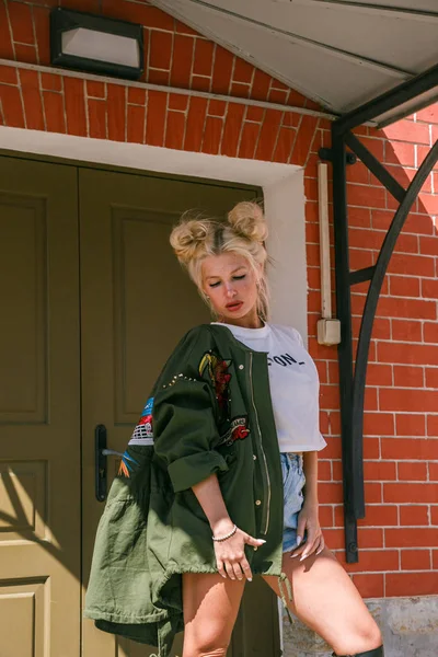 Duvara karşı duran kadın 