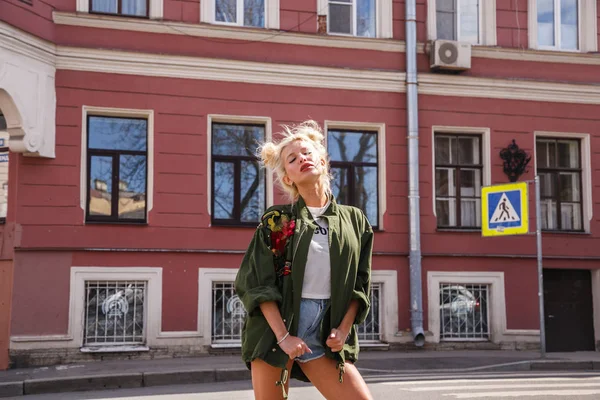 Eski Street sarışın kadın