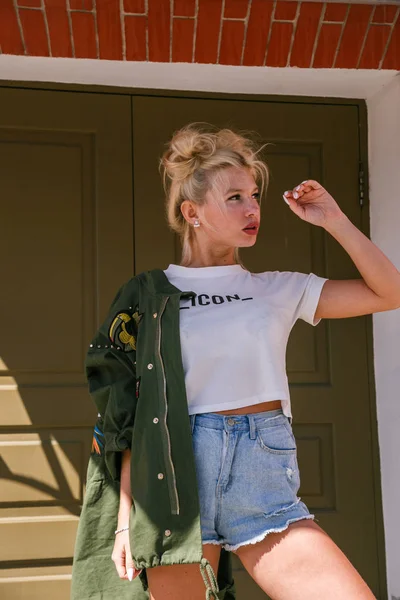 Duvara karşı duran kadın 