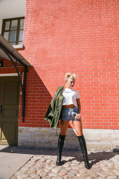 Duvara karşı duran kadın 