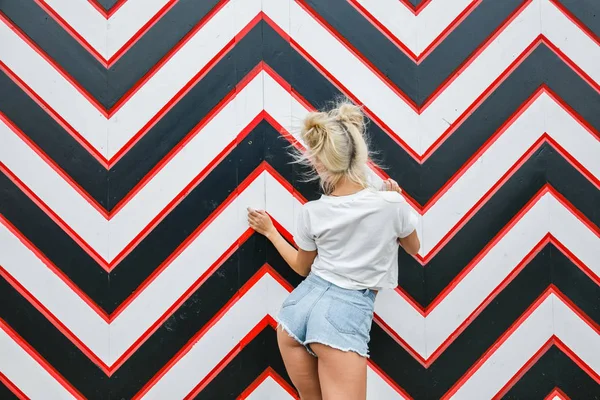 Oklar desen karşı sarışın kadın